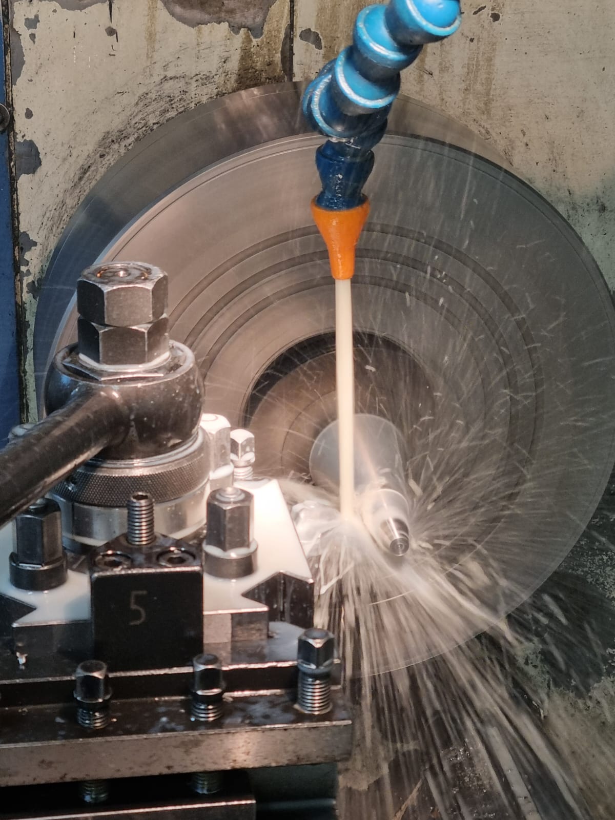 Rectification intérieure d'une pièce circulaire avec arrosage par fluide de coupe